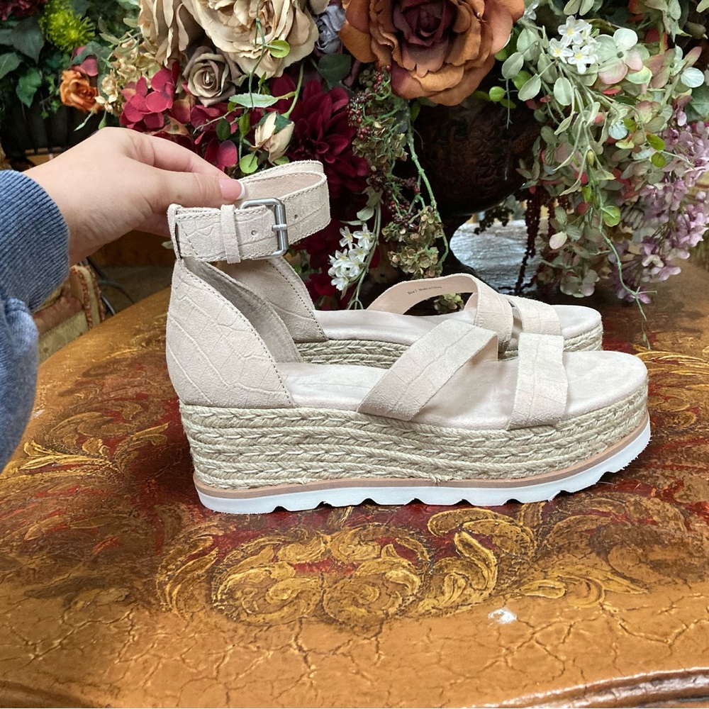 Dolce Vita Platform Wedge. - Picture 2 of 4